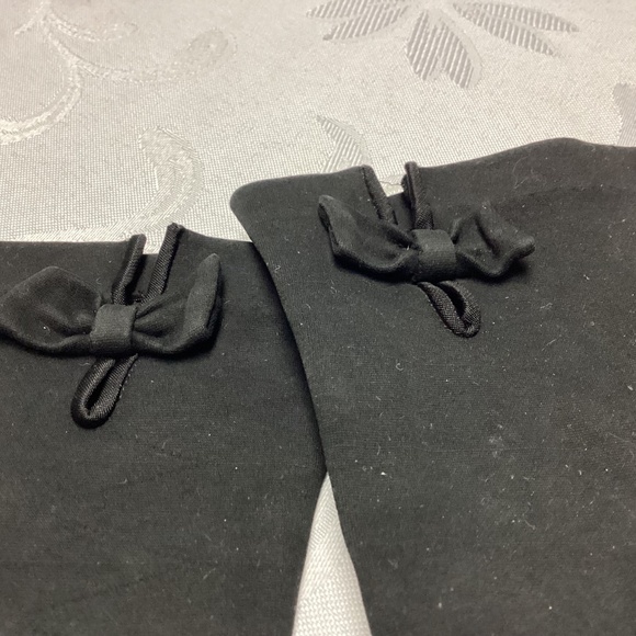 Black vintage gloves cotton with bows. See size in pictures below🖤 - Picture 11 of 12